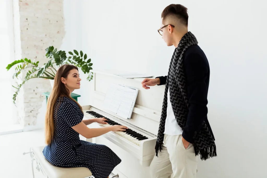 Professeur de piano avec élève