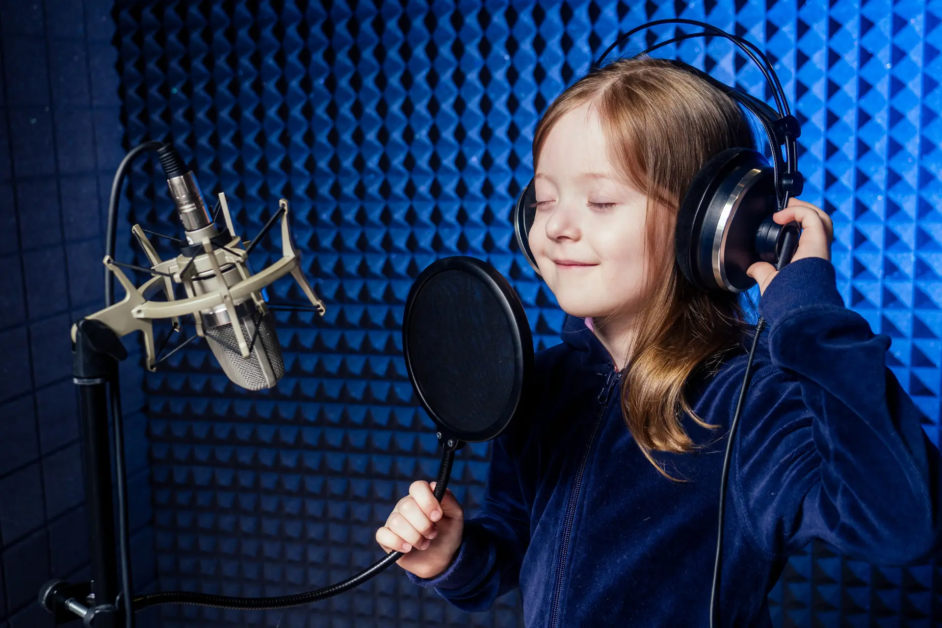 Jeune Chanteuse en studio