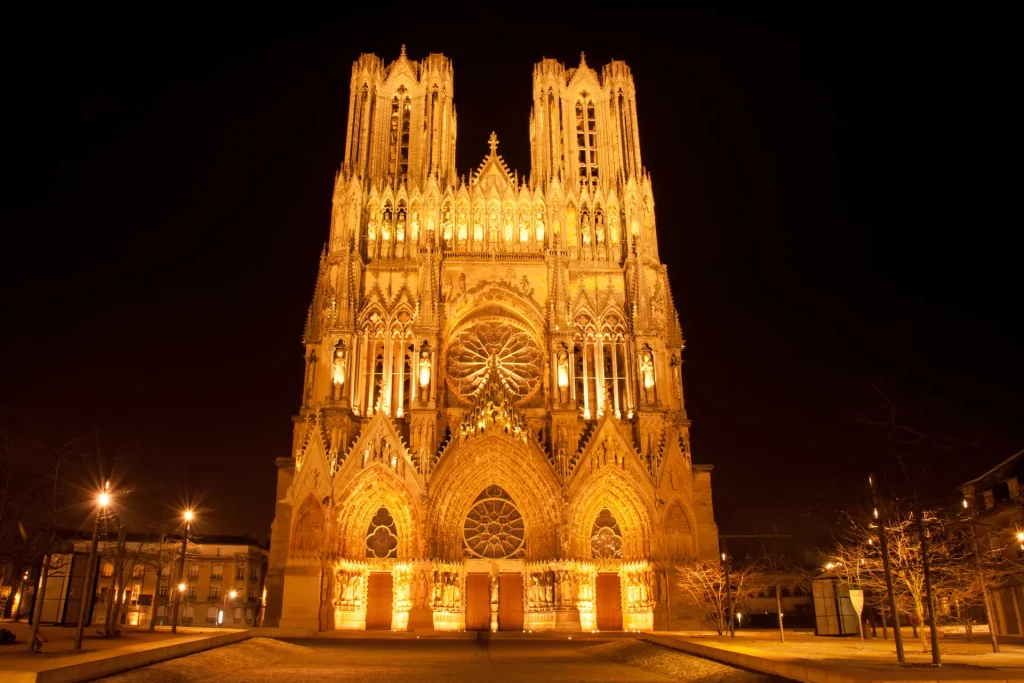 photo de la cathédrale de nuit Reims