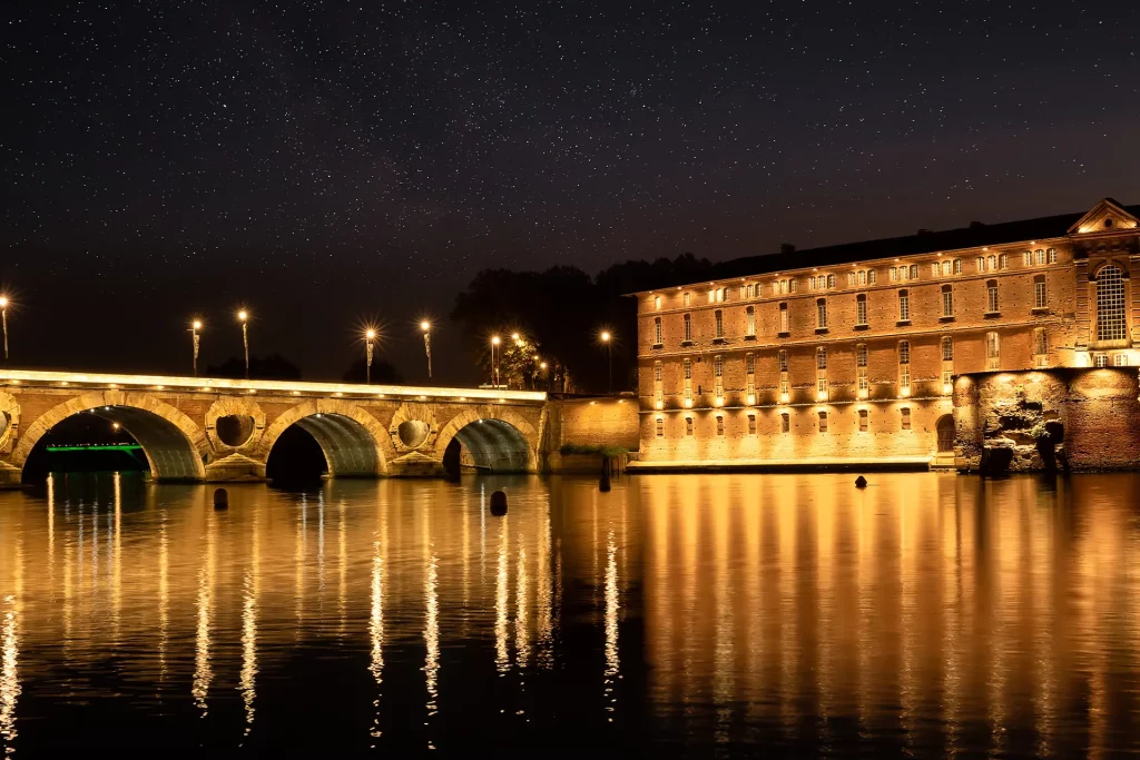 photo des lumières de Toulouse qui reflètent sur la Garonne