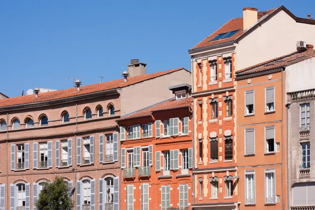 photo de maisons en briques rouges à Toulouse