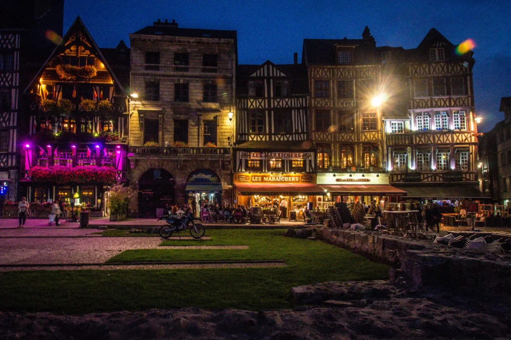 photo vieille ville de Rouen de nuit