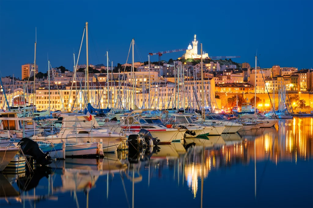 photo du vieux port de Marseille de nuit