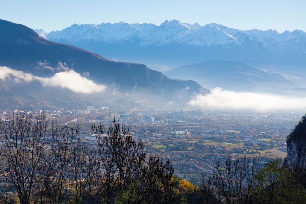 photo de Grenoble devant les montagnes