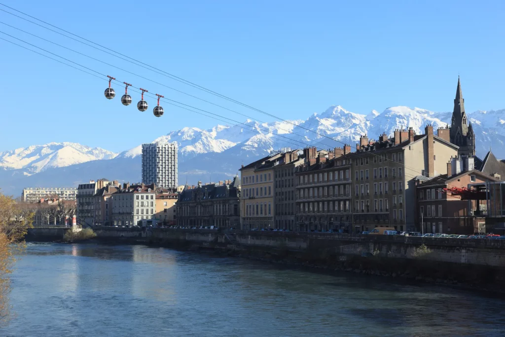 photo ville de Grenoble vue sur les montagnes