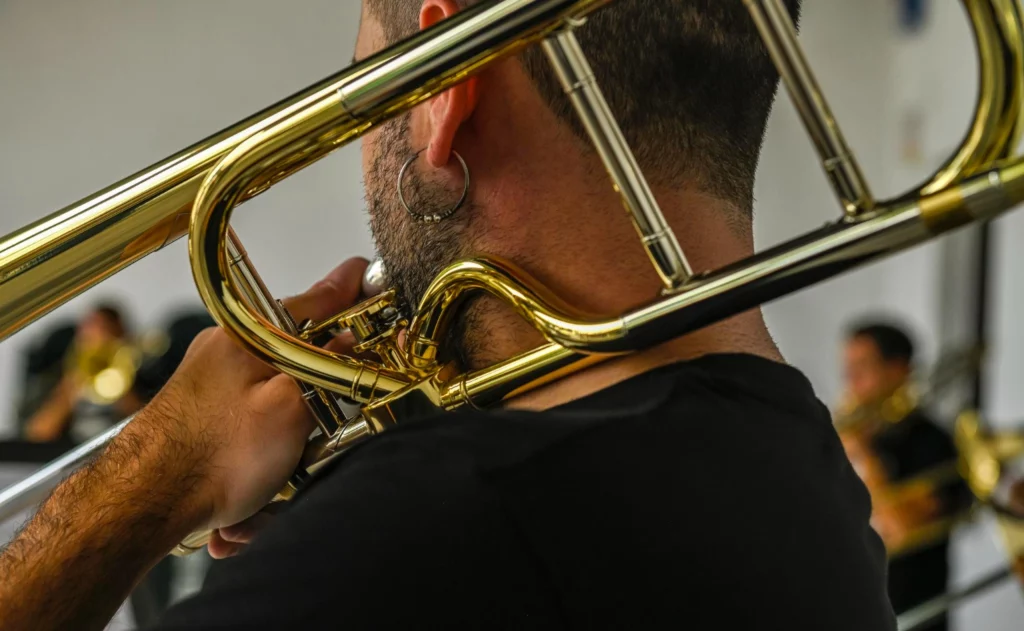 Tromboniste qui joue du trombone