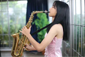 Apprendre à jouer du saxophone à la maison