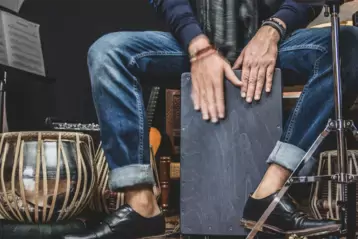 Apprendre à jouer du cajon et des tablas percussions