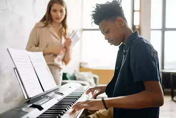 Cours de piano adolescents