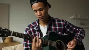 Elève adolescent à la guitare