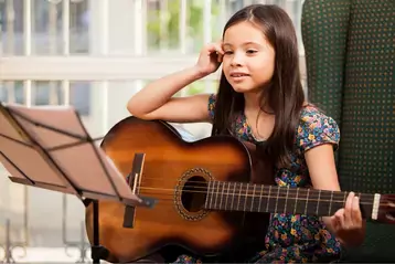 Enfant apprend la guitare