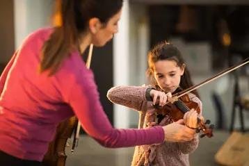 Elève avec son professeur de violon à domicile